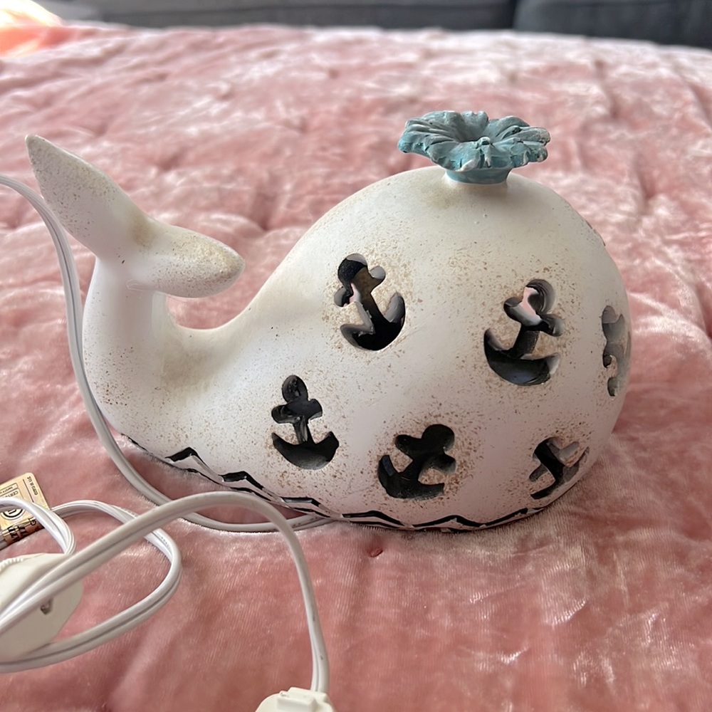 Whale lamp with anchors